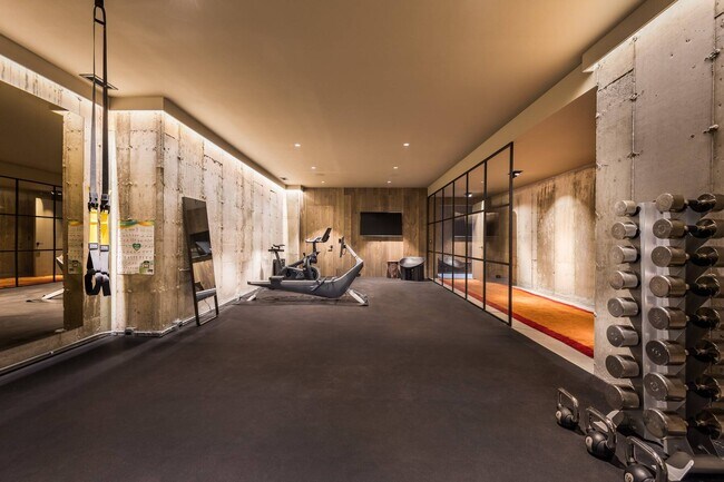 Building Photo - 265 Three Mile Harbor Hog Creek Rd