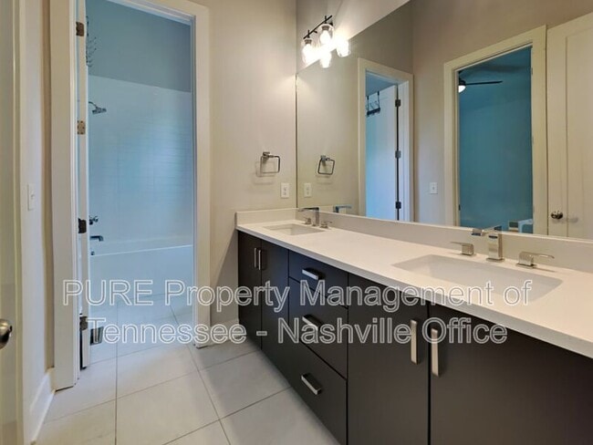 Building Photo - 1704B Simpkins St