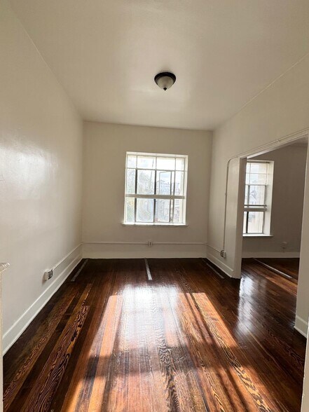 Building Photo - 901 S Kingsley Dr