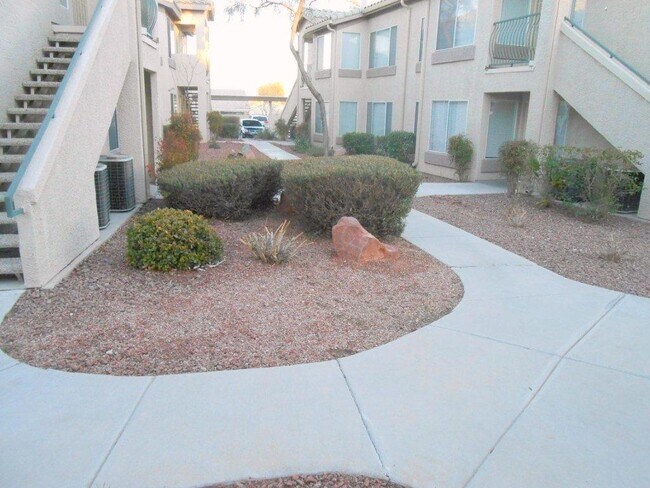 Building Photo - Spacious 2 Bedroom Condo in Gated Community
