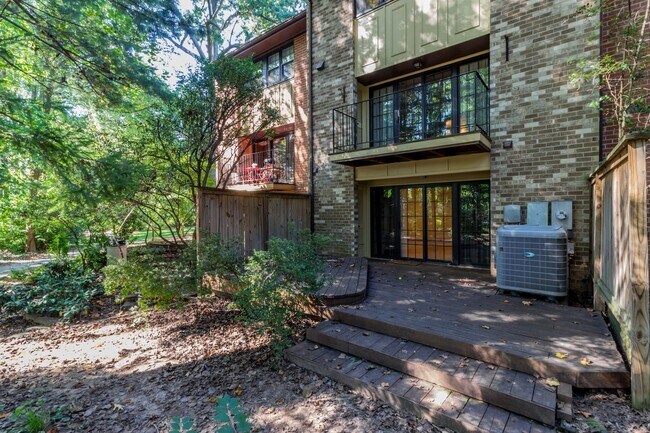 Building Photo - Beautiful 3 Bed 3.5 Bath Brick Interior To...