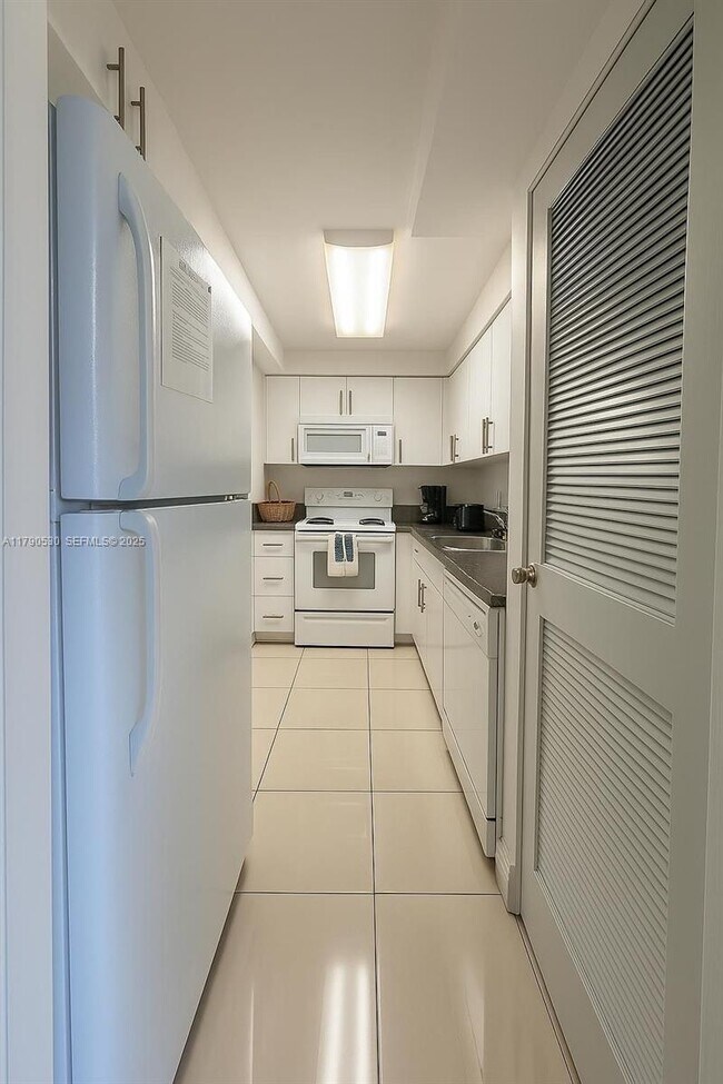 Building Photo - 301 Golden Isles Dr