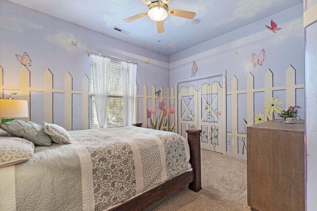 Building Photo - Spacious 5 bed 3 bath with large back yard.