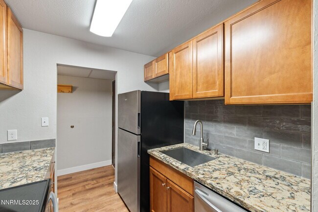 Building Photo - 2955 Lakeside Dr