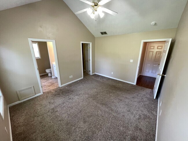 Building Photo - Fantastic Home in Shelbyville!
