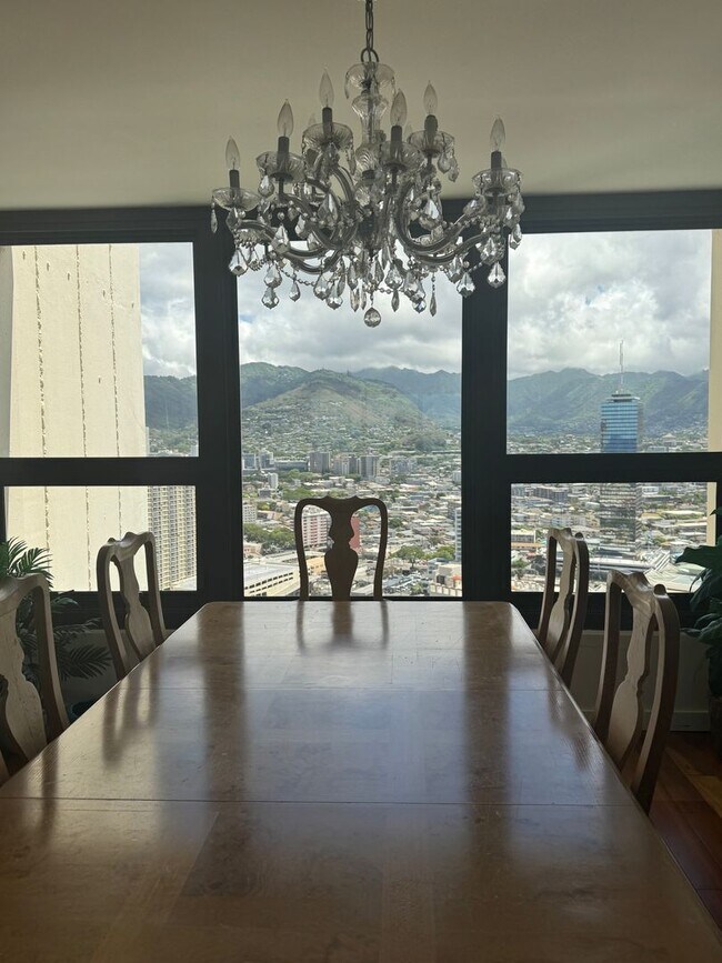 Building Photo - Luxury High-Rise Living with Panoramic Oce...