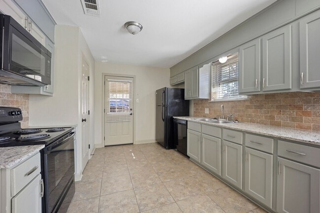 Building Photo - 8900 Shadow Bluff Ave