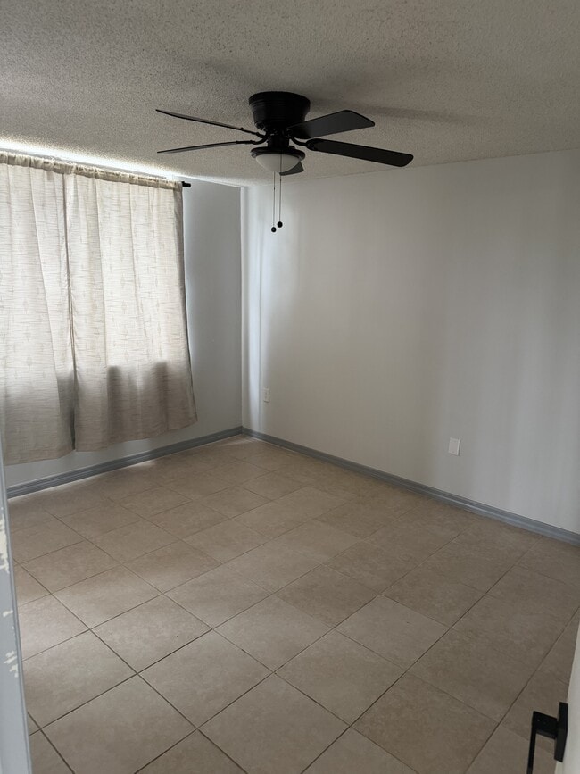 Building Photo - 2424 W Tampa Bay Blvd