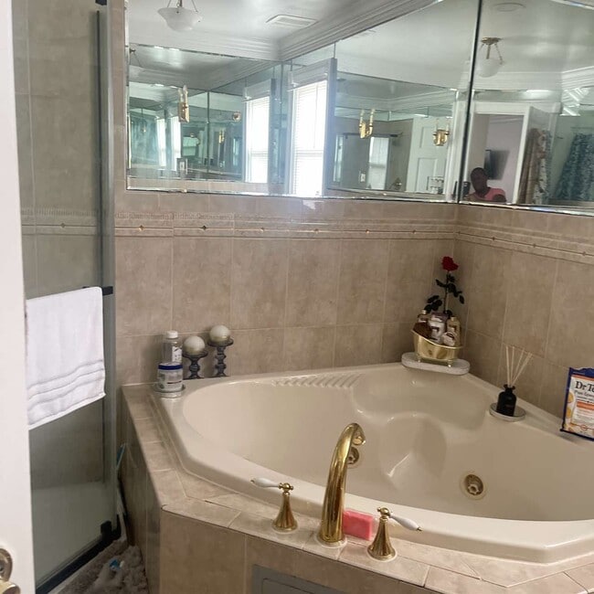 Building Photo - 6308 Joslyn Pl