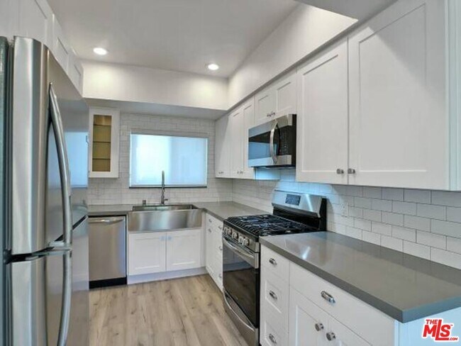 Building Photo - 1900 Silver Lake Blvd