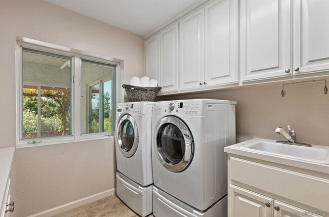 Building Photo - Spacious 4-Bedroom Home with Pool, Panoramic Views, and Solar on 1.5 Acres