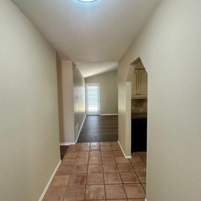 Building Photo - Enjoy Coming Home To This Beautiful and Well Maintained Home Close To Shopping, Restaurants & More!