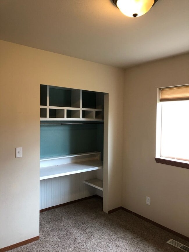 Building Photo - Beautiful 3 bed/2 bath rambler!