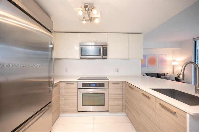 Building Photo - 1300 Brickell Bay Dr