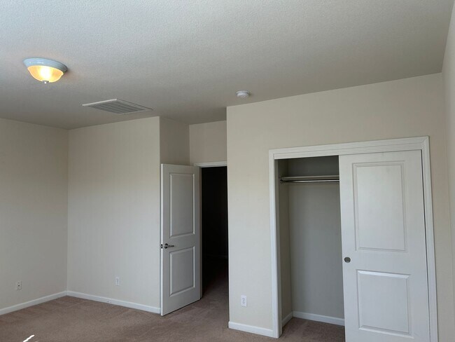 Building Photo - **READY FOR MOVE IN** Somersett Townhome