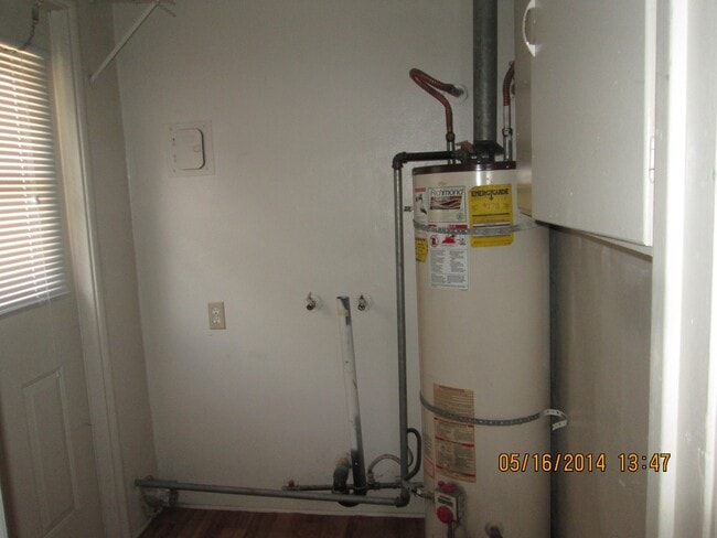 Building Photo - Escalon cute 2 bedroom duplex w/garage