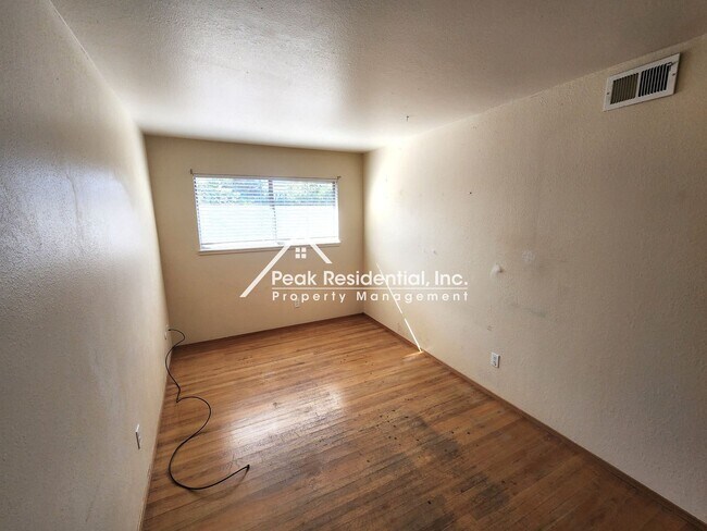 Building Photo - Charming 4bd/2ba Home with Large Backyard
