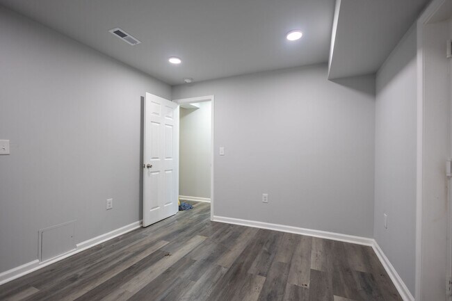 Building Photo - Amazing 3 BR/1 BA Apartment in Anacostia with 1 month free rent and 1 year of free parking!