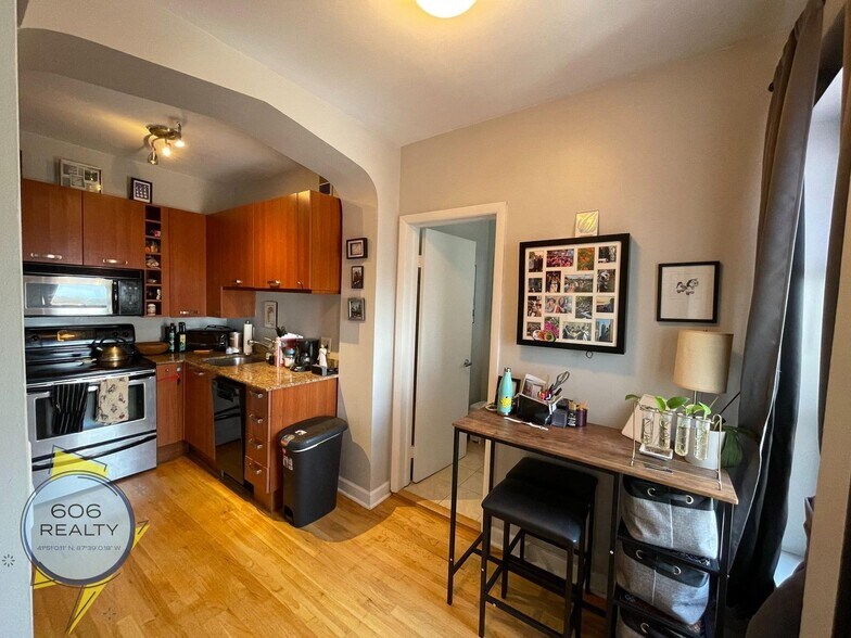 Building Photo - 734 W Bittersweet Pl