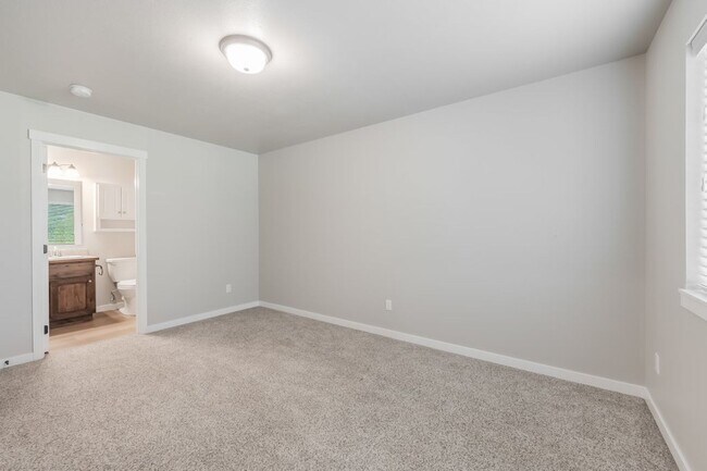 Building Photo - Townhome 3 bed 2.5 bath