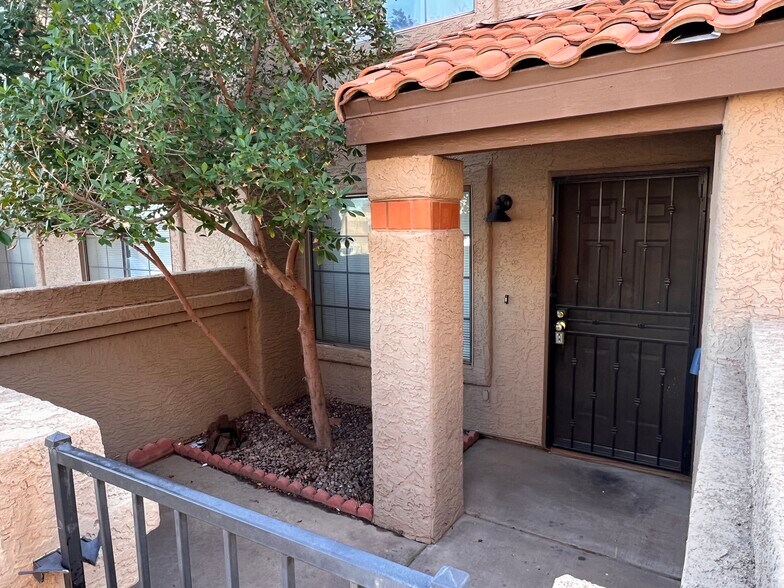 Building Photo - 700 E Mesquite Cir