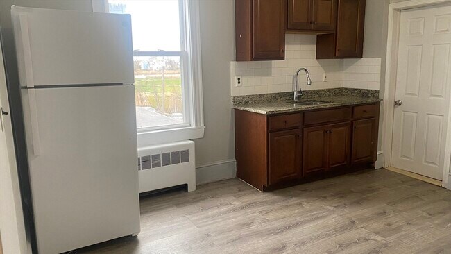 Building Photo - 271 Shirley St