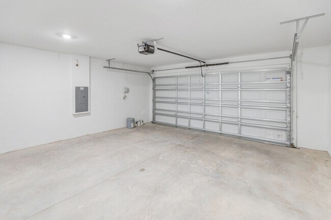 Building Photo - 2167 Lone Oak Ln