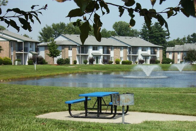 Building Photo - Beautiful 2-bedroom 2 bath apartment DOWNSTAIRS WITH LAKEVIEW