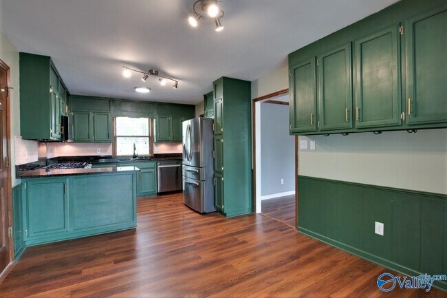 Building Photo - 697 Crestview Dr