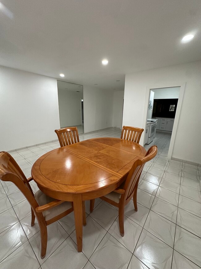 Building Photo - 811 NE 2nd Pl