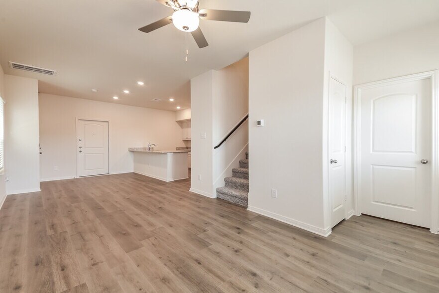 Building Photo - 215 Marsh Ln