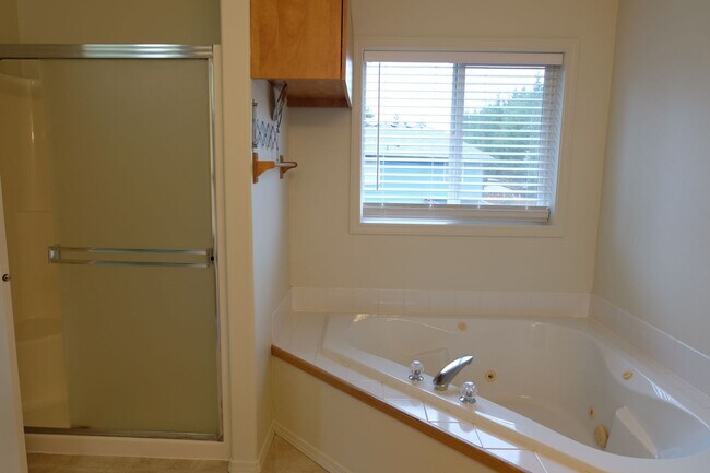 Building Photo - ***REST OF DECEMBER FREE***? Your Dream Rental: Large, Serene Home with Fenced Yard?