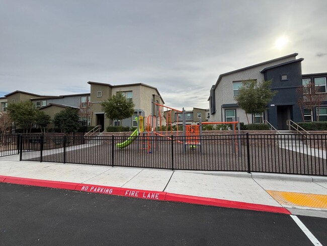 Building Photo - Gorgeous 3Bed/2.5Bath/2Car Townhome located in Southwest Las Vegas- Make the Move for Less: $300 ...