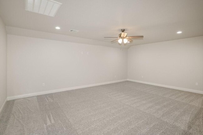 Building Photo - 7627 Woodford Ave
