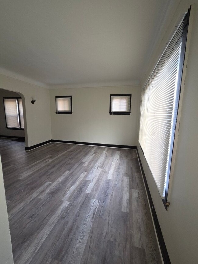 Building Photo - Three Bedroom Open Floorplan