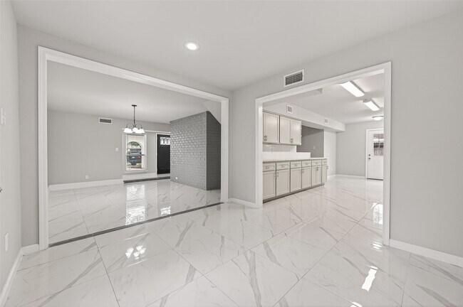 Building Photo - 7739 Antoine Dr