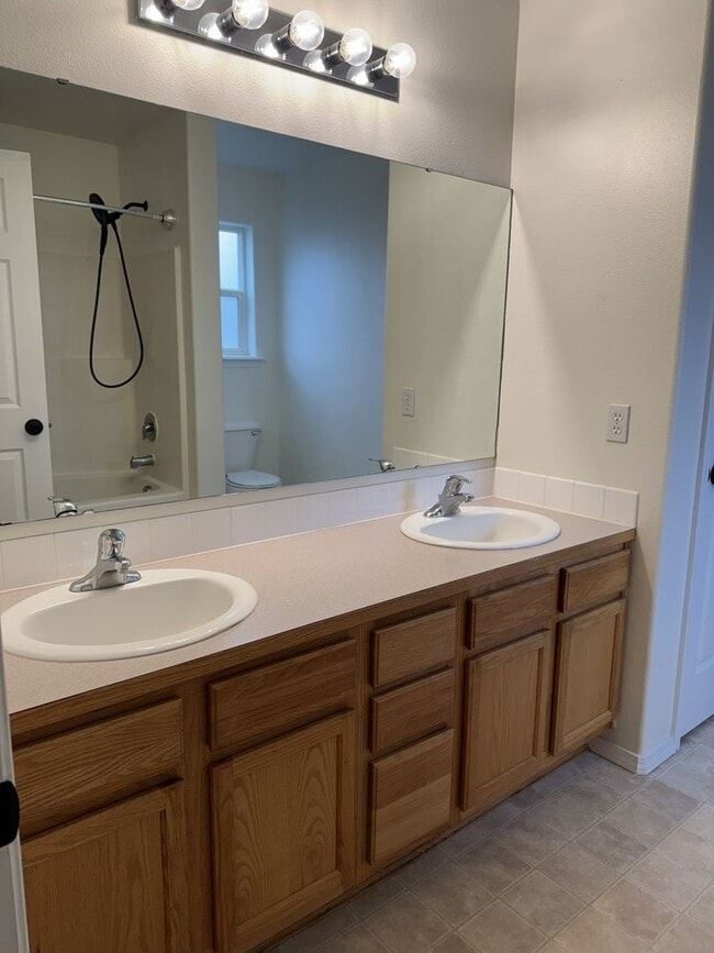 Building Photo - HARD TO FIND 4 BEDROOM