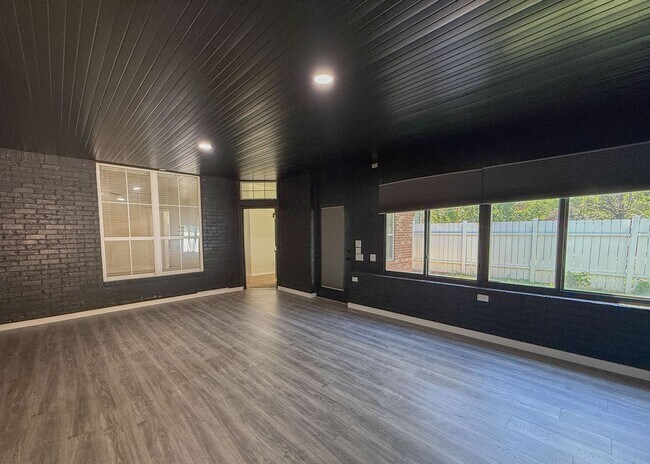 Building Photo - Gated in West Edmond! Storm Shelter! Tons of Space!