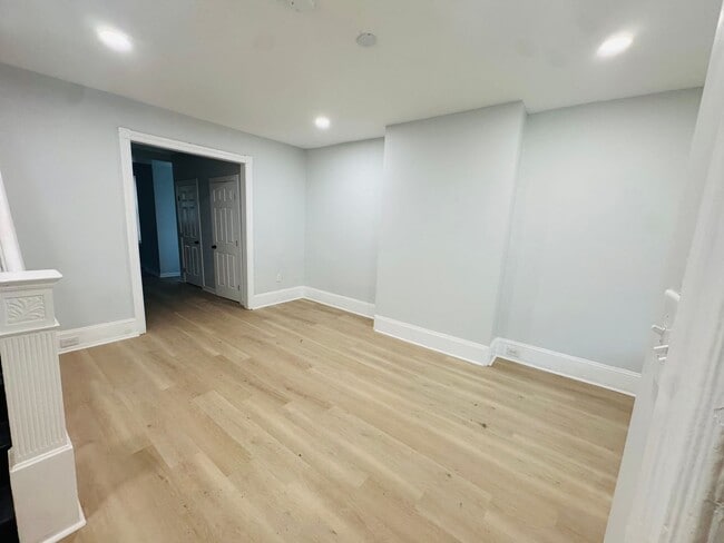 Building Photo - Remodeled Large 3bd/1.5 House with Rear ya...