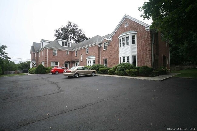 Building Photo - 37 Maple St