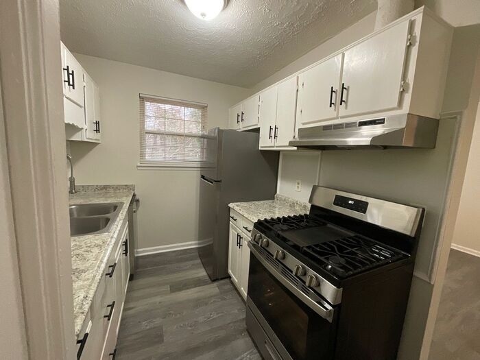 Building Photo - 2336 Pebble Rock E