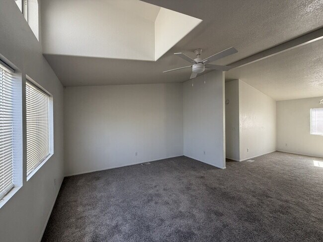 Building Photo - 3 bed 2 bath home with a large yard. BHCRE...