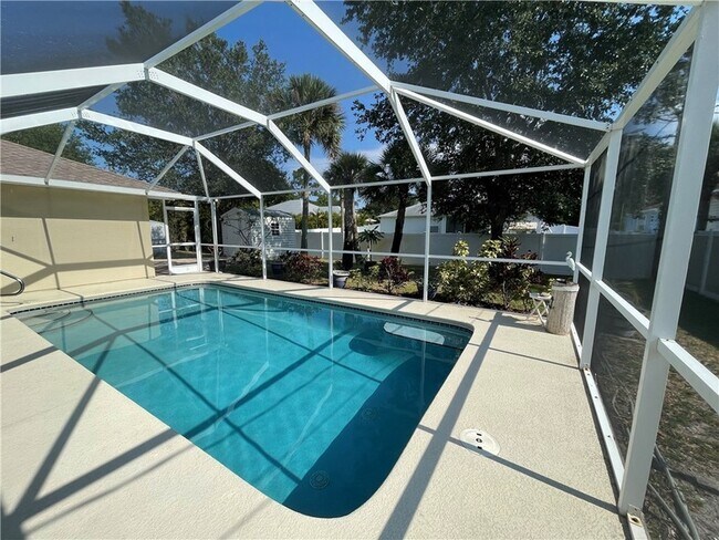 Building Photo - 962 Montrose Ave