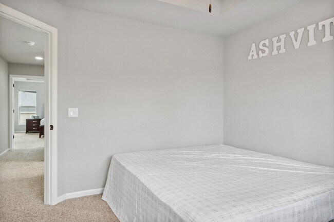 Building Photo - 5811 Levitan Ln