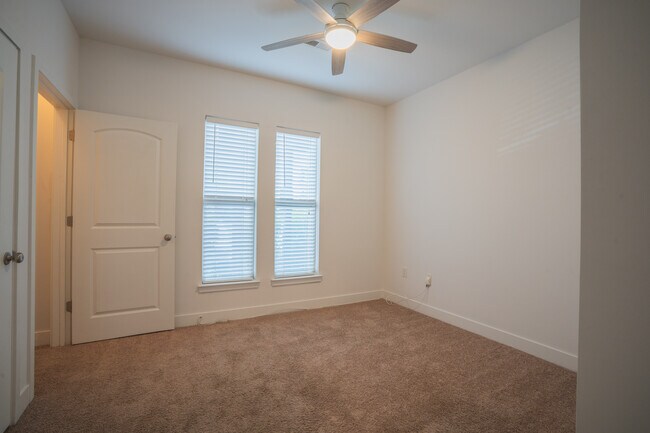 Building Photo - 1032 Skyline View Way