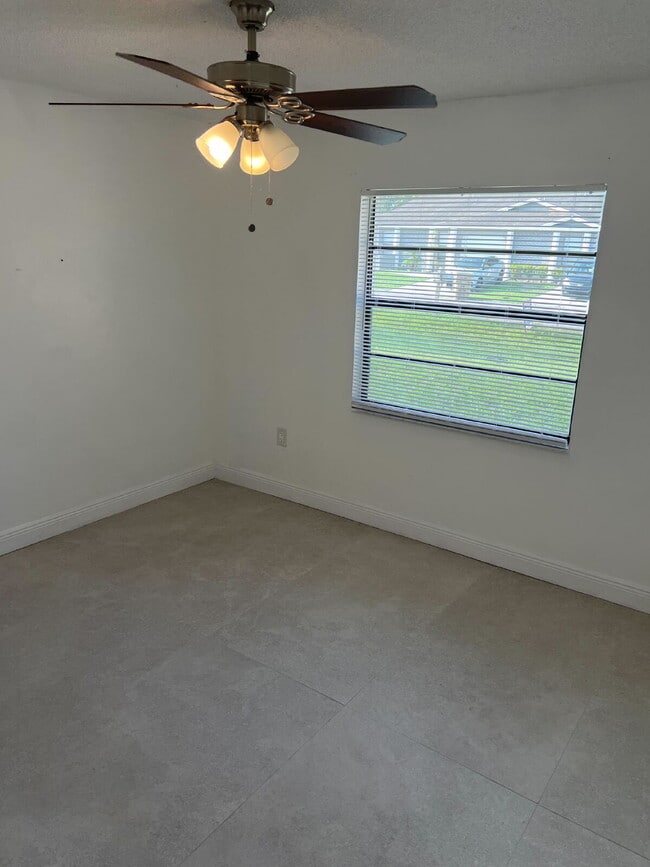 Building Photo - 686 Royalty Ct