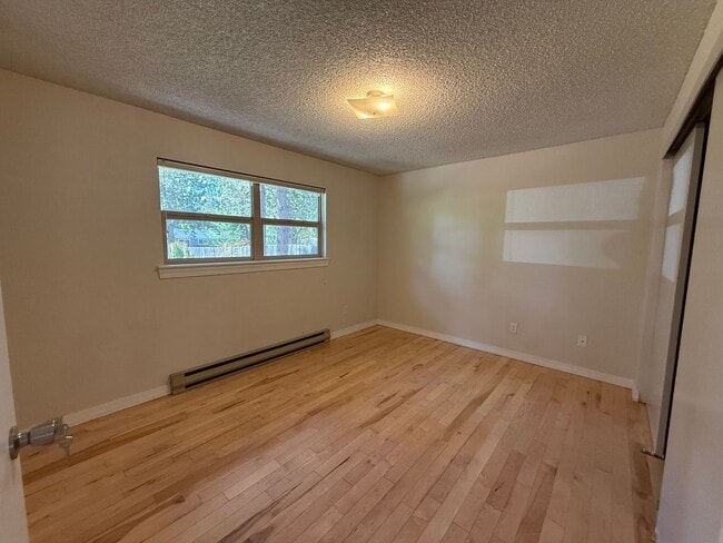Building Photo - Beautiful 3 Bed/1 Bath Home with Large and Fenced Backyard - SE Bend