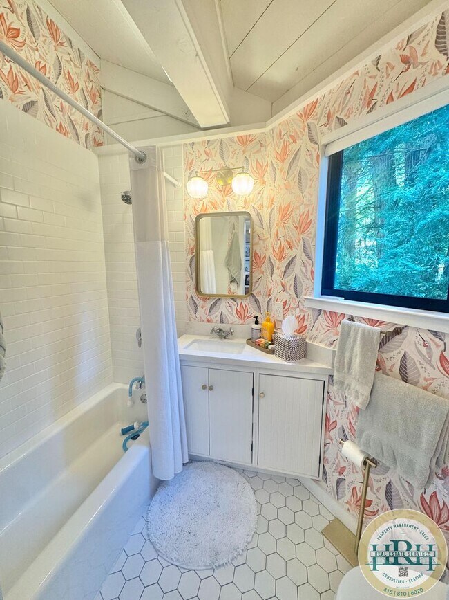 Building Photo - Tranquil & Sun Drenched 3BR|3BR in Heart o...