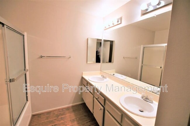 Building Photo - 2075 Blackberry Cir