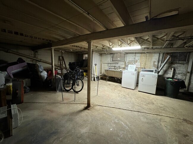 Building Photo - 302 Division St